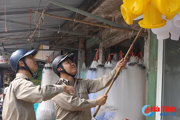 phuong nam ha ra quan lap lai trat tu do thi