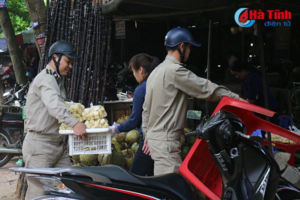 phuong nam ha ra quan lap lai trat tu do thi