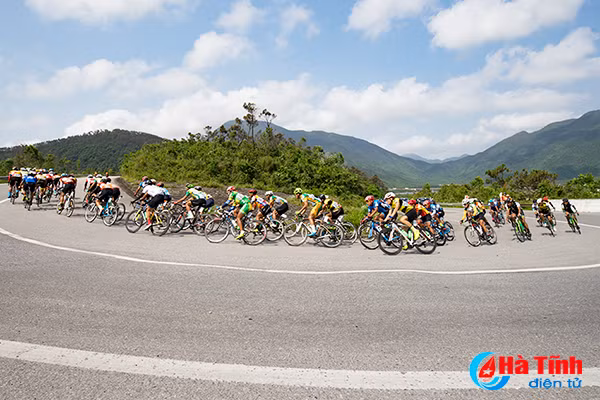 flycam xem cua ro but pha ngoan muc tren dinh deo ngang