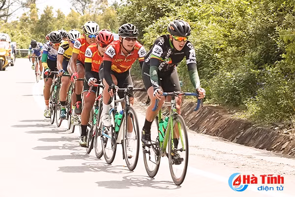 flycam xem cua ro but pha ngoan muc tren dinh deo ngang