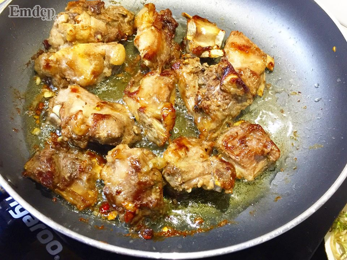 ngay mua vao bep voi mon suon sot mat ong