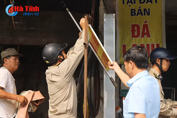 phuong nam ha ra quan lap lai trat tu do thi