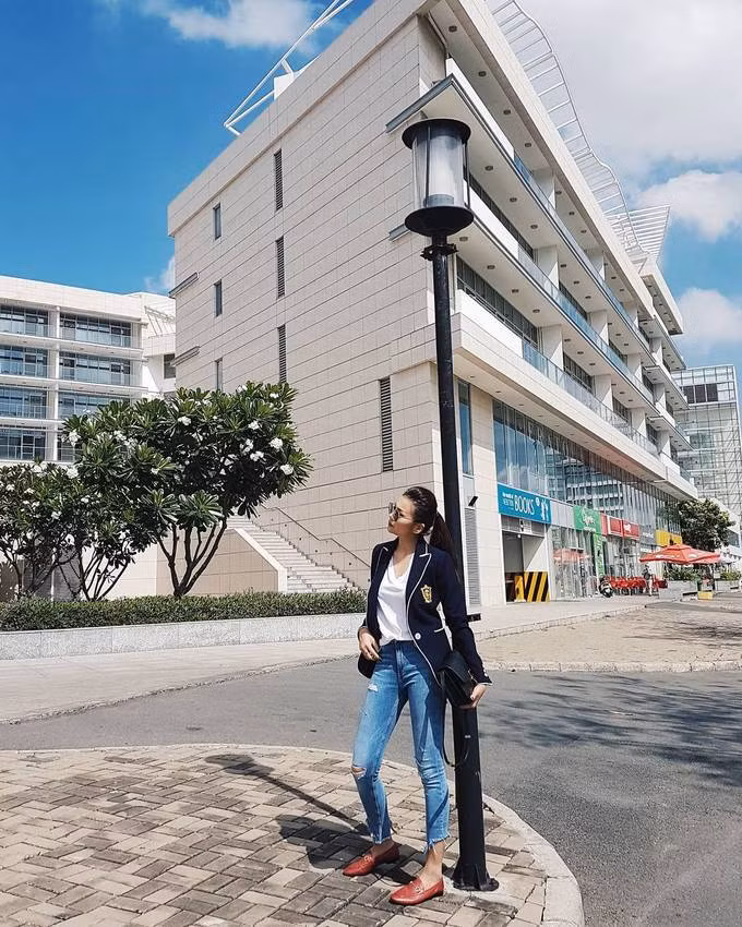 Đủ kiểu diện áo thun trắng không nhàm chán