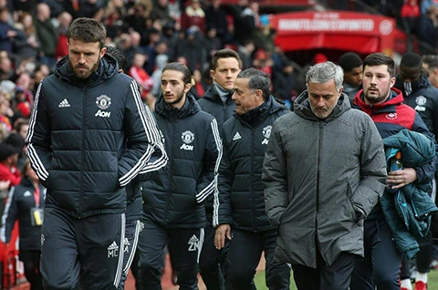 mourinho bat ngo don con trai len bang ghe huan luyen m u