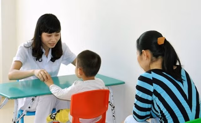 qua me ipad tivi be 2 tuoi nhap vien vi chung tu ky