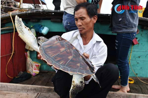 ngu dan cam nhuong tha doi moi nang gan 5 kg ve voi bien