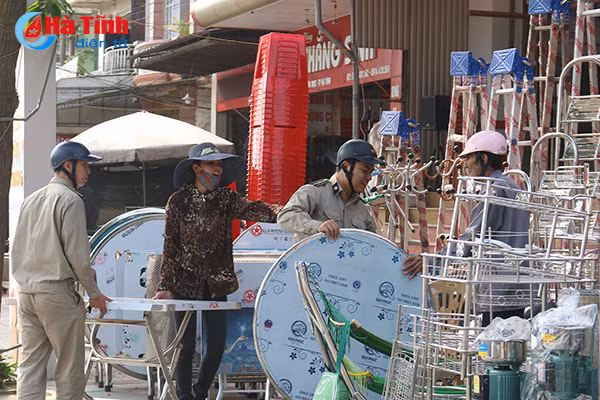 phuong nam ha ra quan lap lai trat tu do thi