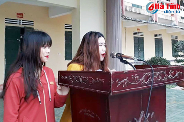 vu danh nu sinh o huong khe chi dau em chong xin loi truoc 1 800 hoc sinh
