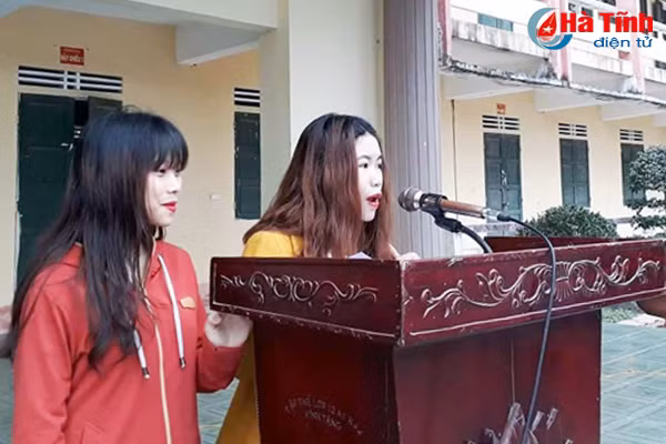 vu danh nu sinh o huong khe chi dau em chong xin loi truoc 1 800 hoc sinh