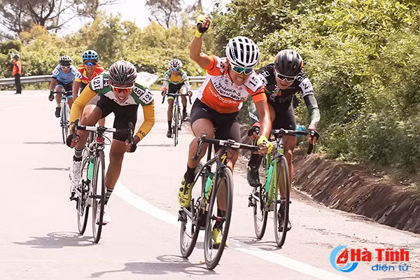 flycam xem cua ro but pha ngoan muc tren dinh deo ngang