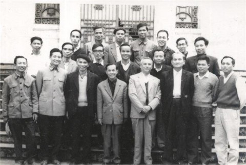 GS Lê Văn Thiêm và Ban Chấp hành Hội Toán học Việt Nam khoá 1. Hoàng Tuỵ (Phó Chủ tịch kiêm Tổng Thư ký, thứ 3), Nguyễn Thúc Hào (Phó Chủ tịch, thứ 4), Lê Văn Thiêm (Chủ tịch, thứ 5), Nguyễn Cảnh Toàn (Phó Chủ tịch, thứ 6), Nguyễn Đình Trí (Uỷ viên Thường vụ, thứ 7)... (Hàng đầu từ trái sang). Ảnh bee.net GS Lê Văn Thiêm và Ban Chấp hành Hội Toán học Việt Nam khoá 1. Hoàng Tuỵ (Phó Chủ tịch kiêm Tổng Thư ký, thứ 3), Nguyễn Thúc Hào (Phó Chủ tịch, thứ 4), Lê Văn Thiêm (Chủ tịch, thứ 5), Nguyễn Cảnh Toàn (Phó Chủ tịch, thứ 6), Nguyễn Đình Trí (Uỷ viên Thường vụ, thứ 7)... (Hàng đầu từ trái sang). Ảnh bee.net