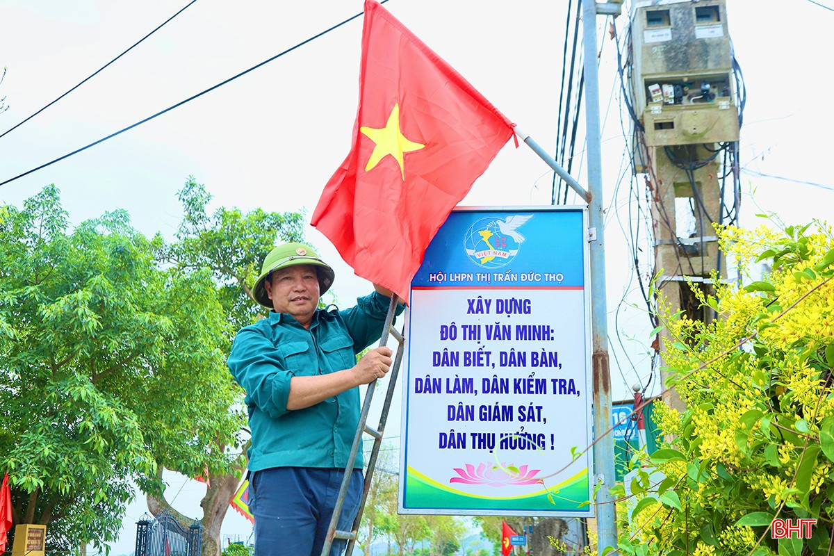 Ông Nguyễn Ngọc Tâm - Bí thư Chi bộ TDP Đại Nghĩa, thị trấn Đức Thọ chia sẻ: "Dù đã sớm đạt chuẩn TDP kiểu mẫu, trở thành điểm sáng trong xây dựng NTM, song người dân vẫn thường xuyên ra quân để nâng cấp, củng cố các tiêu chí. Dịp nghỉ lễ 30/4 và 1/5, hơn 100 người dân từ các cấp hội được phát động tham gia thực hiện các phần việc. Trong đó, tập trung chỉnh trang các công trình chung, đường giao thông, treo hơn 120 cờ Tổ quốc, cờ Đảng...".