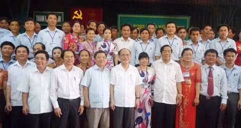 Chủ tịch Quốc hội Nguyễn Sinh Hùng, lãnh đạo tỉnh và các ĐBQH tỉnh chụp ảnh lưu niệm với cử tri là cán bộ giáo viên đào tạo nghề