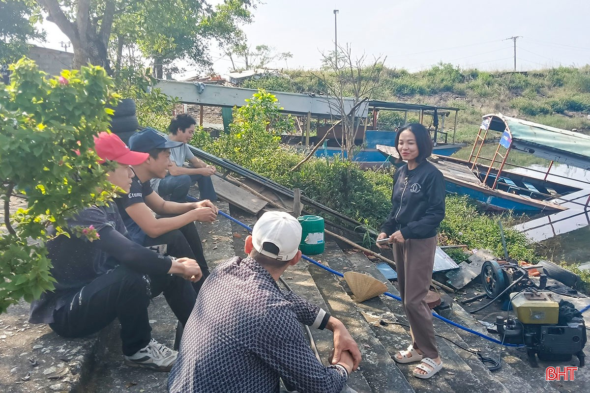 Chị Lê Thị Hường (chủ kinh doanh dịch vụ ở bến đò chùa Hương Tích) trò chuyện cùng du khách.