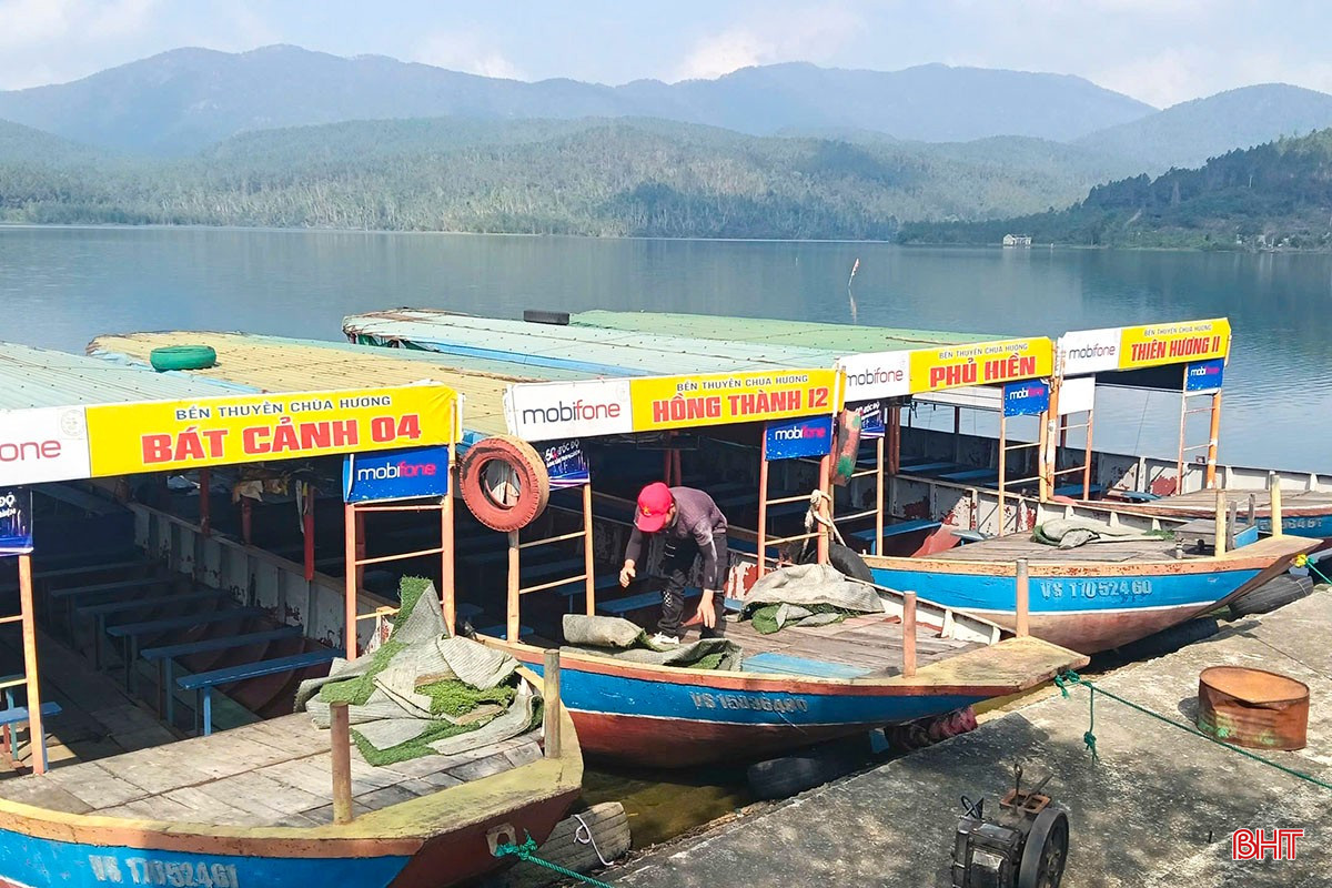 Chị Lê Thị Hường đang thuê thợ sơn sửa lại thuyền chuẩn bị đón khách trong mùa lễ hội sắp đến