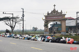 Rác "án ngữ" cổng làng ở Thạch Hà