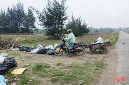 Người dân Thạch Trị “kêu trời” vì rác bừa bãi ven đường 