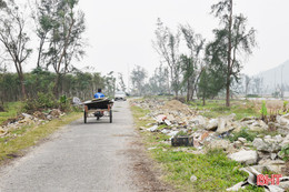 Nhiều tuyến đường quê bị rác thải xây dựng "tấn công"