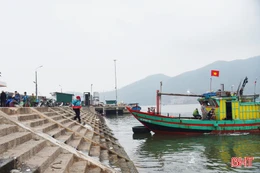 Thời tiết bất lợi, khai thác thủy hải sản gặp khó