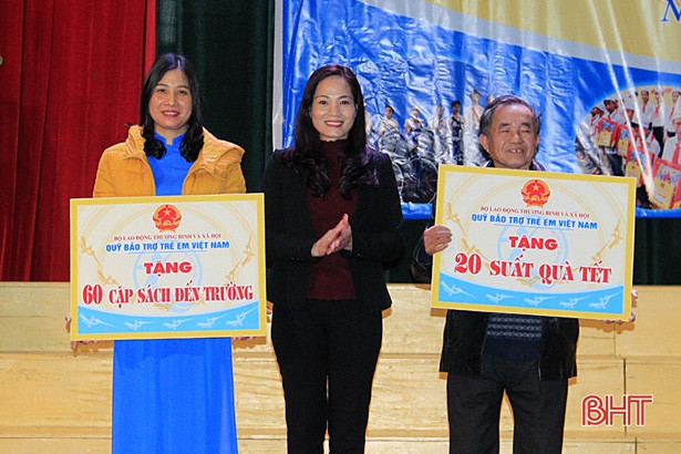 Quỹ Bảo trợ trẻ em trao 140 suất học bổng cho học sinh nghèo Nghi Xuân