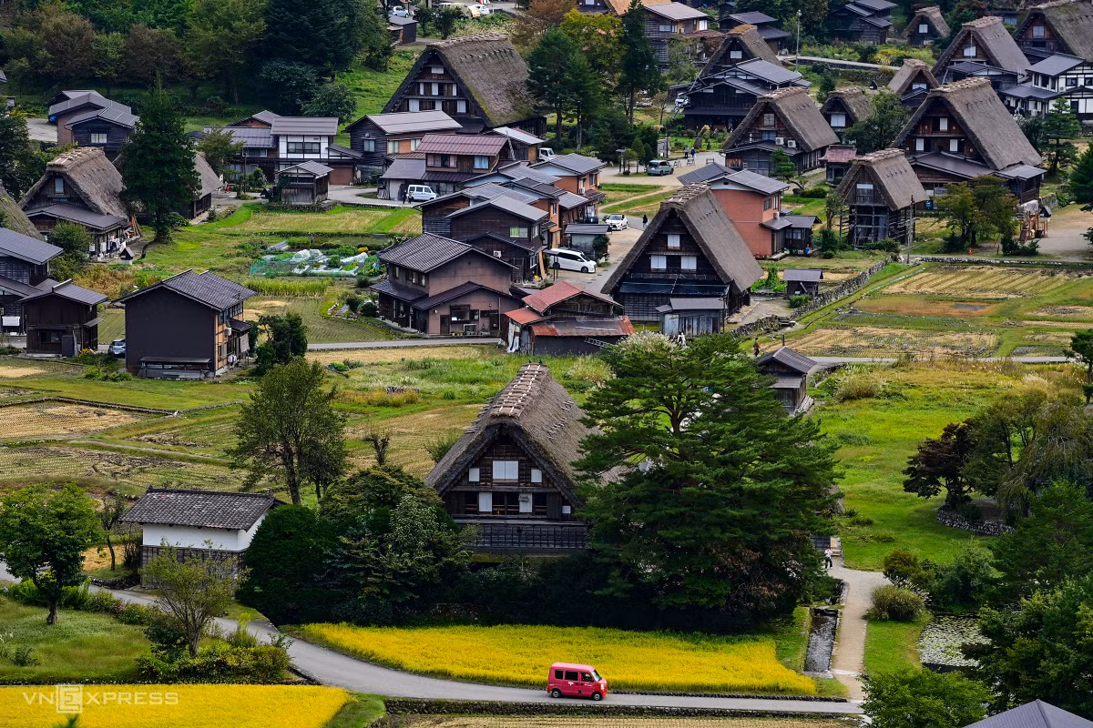 Làng cổ Shirakawa-go ngày chớm thu