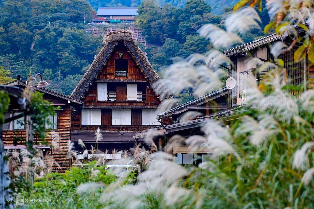Làng cổ Shirakawa-go ngày chớm thu