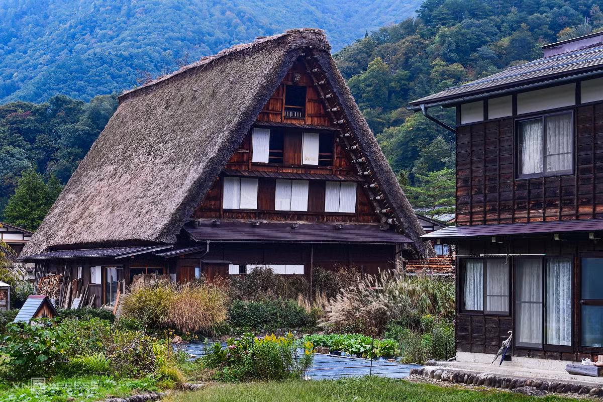 Làng cổ Shirakawa-go ngày chớm thu
