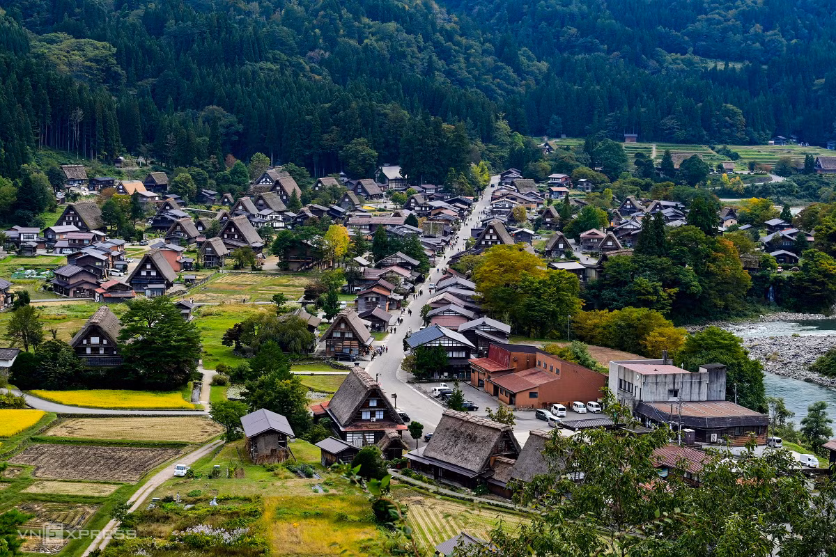 Làng cổ Shirakawa-go ngày chớm thu