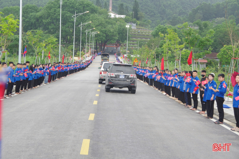 Các tầng lớp nhân dân thành kính tưởng niệm các liệt sỹ.
