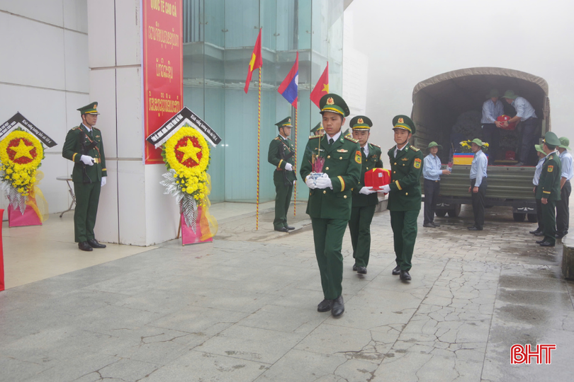 Lễ đón nhận hài cốt liệt sỹ diễn ra tại Cửa khẩu quốc tế Cầu Treo.