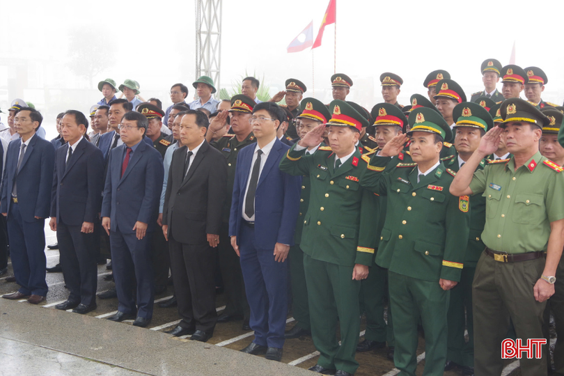 Phó Chủ tịch UBND tỉnh Hà Tĩnh Dương Tất Thắng và lãnh đạo Thủ đô Viêng Chăn, tỉnh Bolikhămxay cùng các đại biểu tham dự buổi lễ.