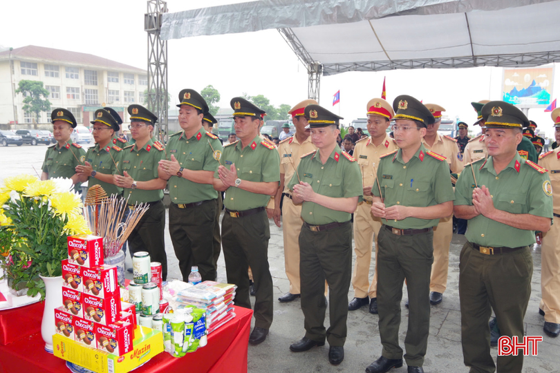... và Công an tỉnh Hà Tĩnh dâng hương tưởng niệm các liệt sỹ.