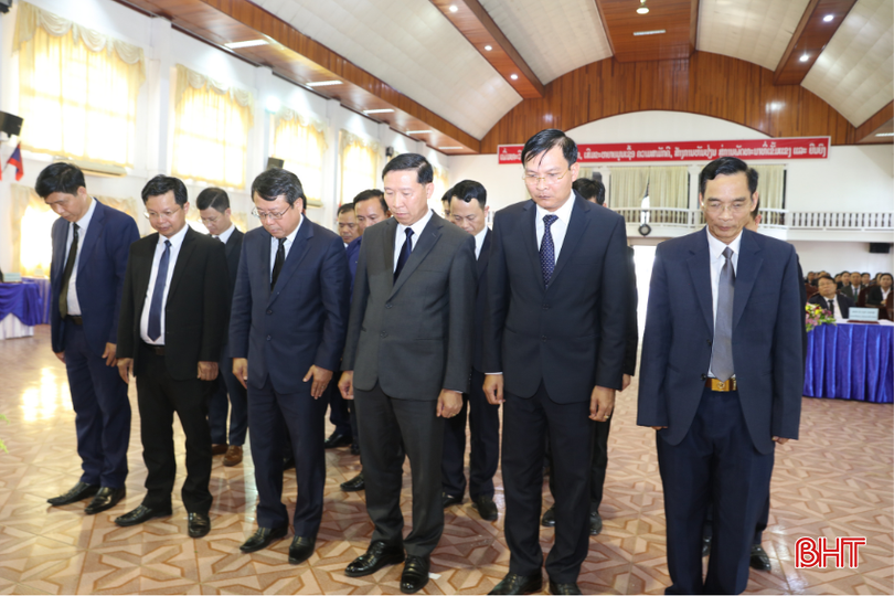 Phó Chủ tịch UBND tỉnh Hà Tĩnh Dương Tất Thắng cùng đoàn công tác Hà Tĩnh dâng hương tưởng niệm các liệt sỹ. bqbht_br_3.png