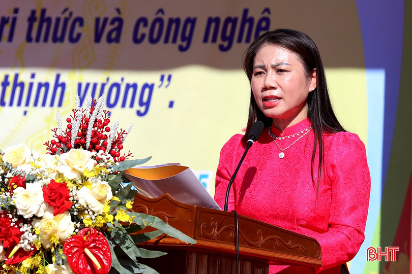 Die stellvertretende Vorsitzende des Volkskomitees des Bezirks Thanh Sen, Tran Thi Thuy Nga, eröffnete die Woche des lebenslangen Lernens. bqbht_br_img-9758.jpg