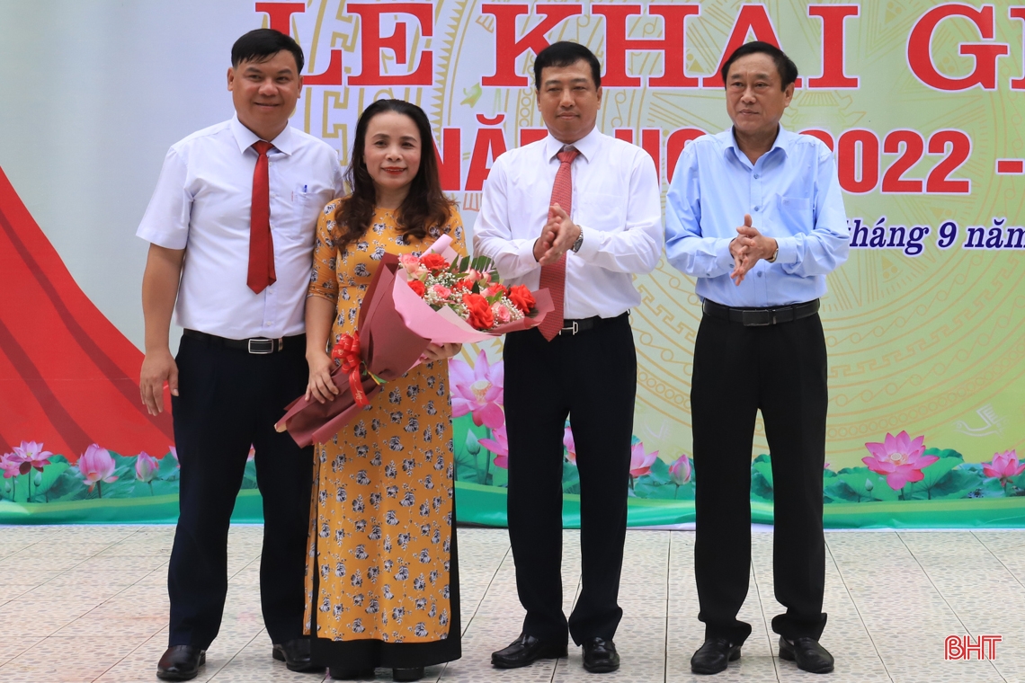 Lãnh đạo Hà Tĩnh chung vui lễ khai giảng năm học mới 2022 - 2023