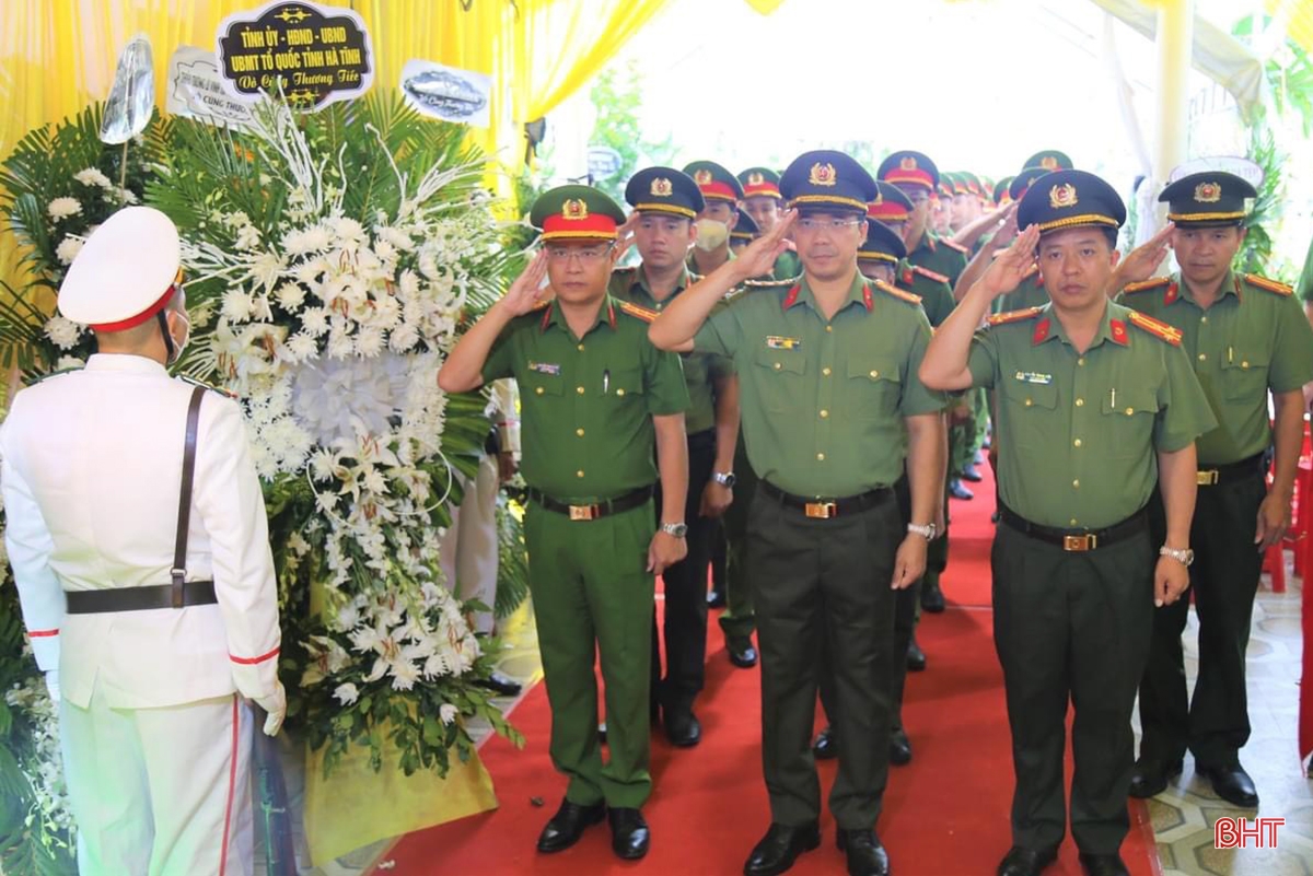 Hàng trăm người dân đội mưa đón linh cữu Đại úy Lê Ánh Sáng