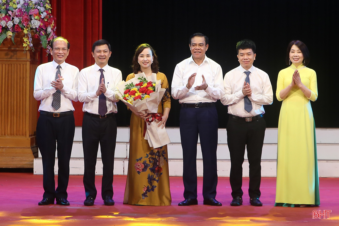 Hà Tĩnh vinh danh học sinh xuất sắc tại các kỳ thi