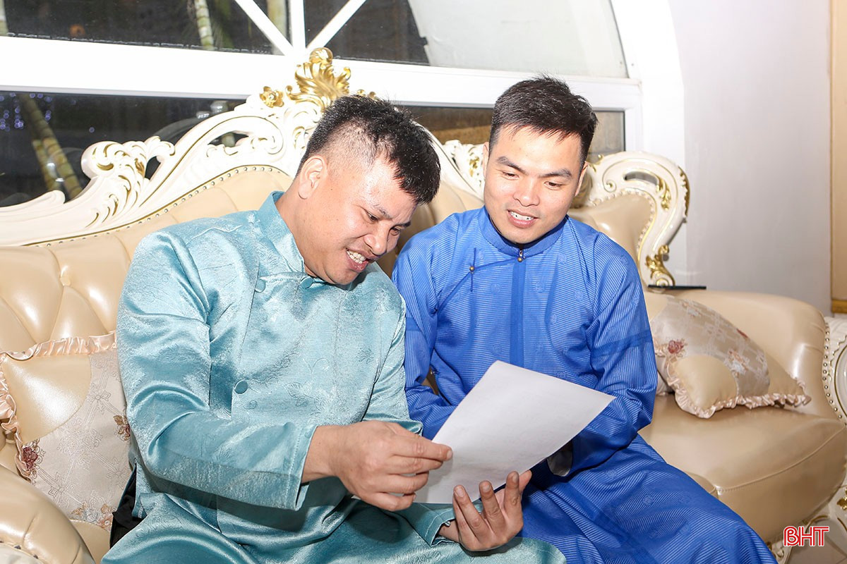 Nhạc sĩ Phạm Tôn Tẫn trò chuyện với nghệ nhân Trần Văn Sang về show "Về miền ví, giặm" anh đang triển khai.