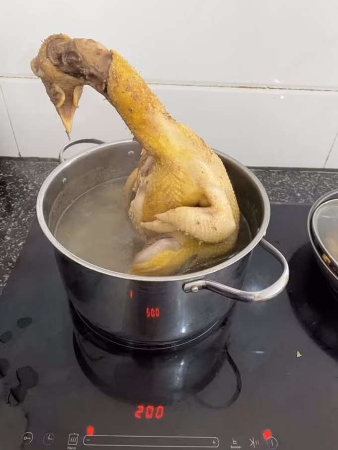 Tuyệt tác của “hội gái đảm” khi vào bếp luộc gà