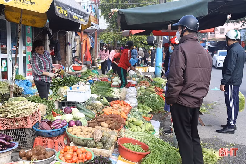 Tiểu thương Hà Tĩnh phấn khởi mở hàng “lấy may” đầu năm