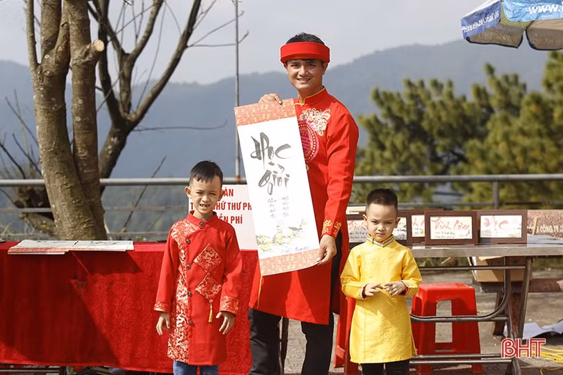 Chùa Hương Tích nườm nượp khách du xuân