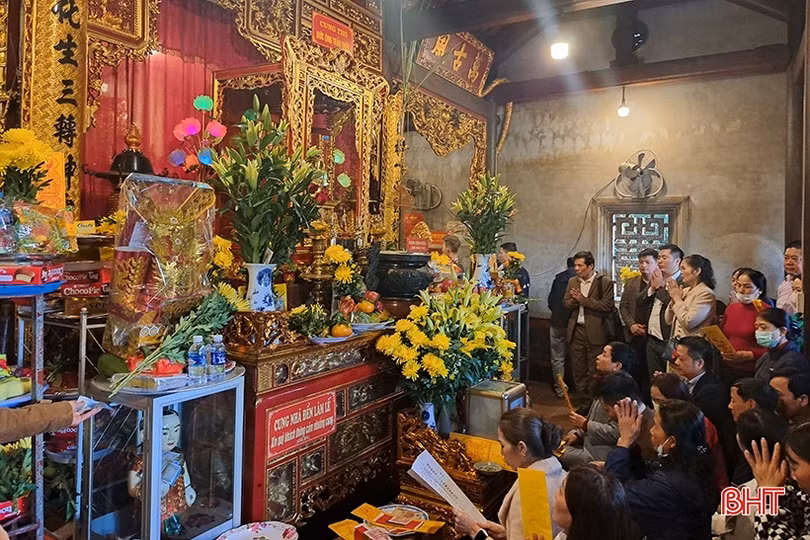 Đền Củi đón hàng nghìn du khách đến cầu may ngày đầu năm mới