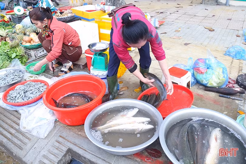 Tiểu thương Hà Tĩnh phấn khởi mở hàng “lấy may” đầu năm