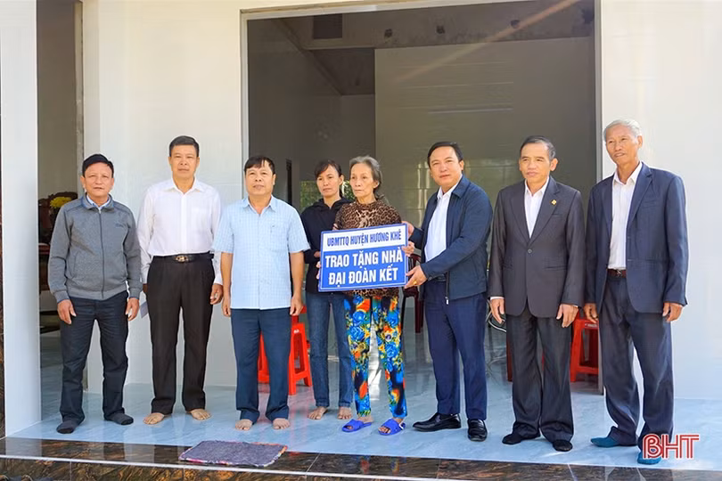 Hơn 200 hộ nghèo, gia đình chính sách ở Hương Khê được đón tết trong nhà đại đoàn kết