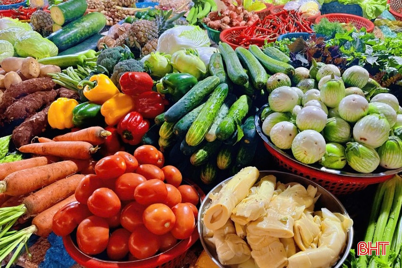 Tại chợ Hội (xã Cẩm Xuyên), nhiều loại củ quả như dưa chuột, bí đao... giá giảm hơn một nửa so với tháng trước.