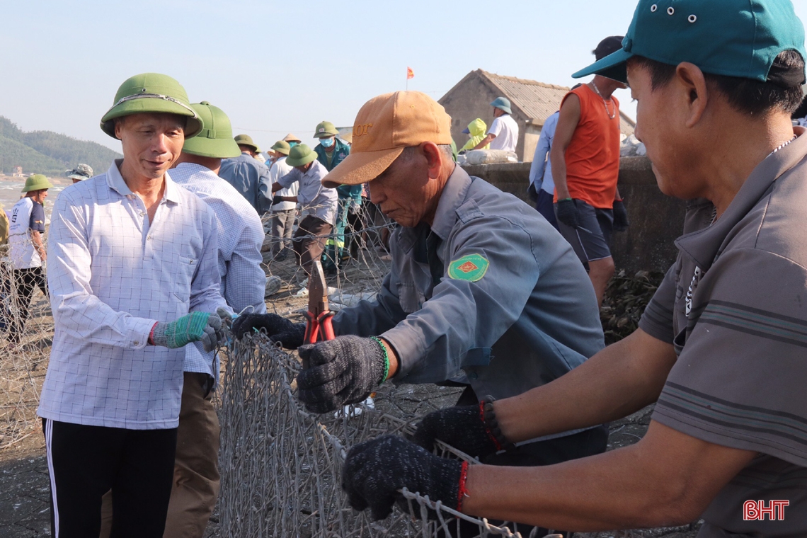 Hà Tĩnh: Hàng trăm người nỗ lực gia cố kè Cẩm Nhượng