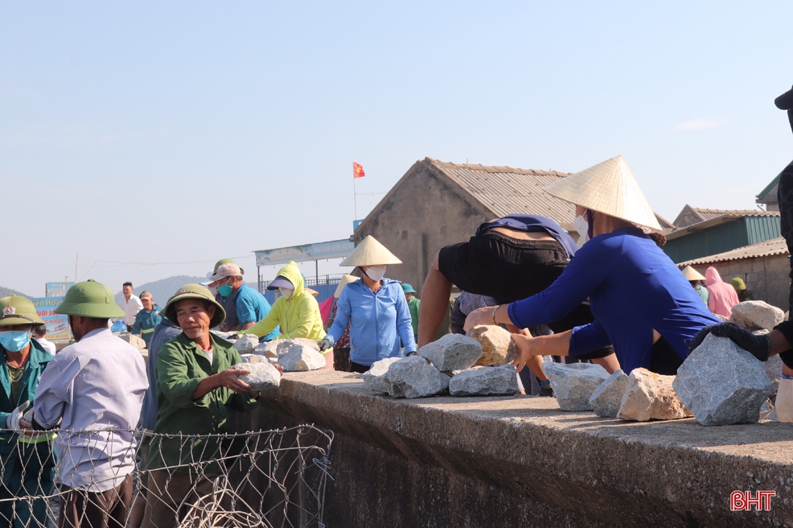 Hà Tĩnh: Hàng trăm người nỗ lực gia cố kè Cẩm Nhượng
