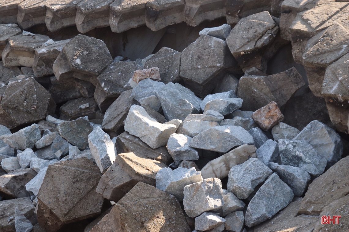 Hà Tĩnh: Hàng trăm người nỗ lực gia cố kè Cẩm Nhượng