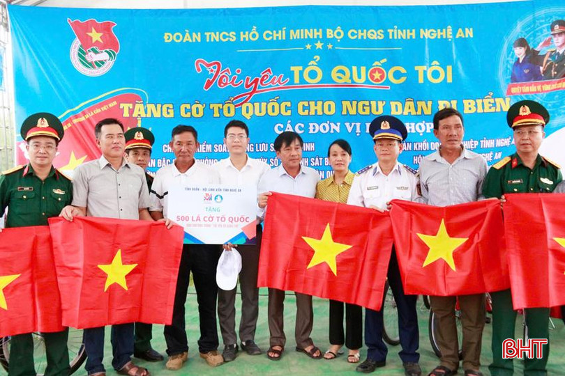 Đoàn Thanh niên Bộ CHQS tỉnh Nghệ An tặng cờ Tổ quốc cho ngư dân ở xã Xuân Hội (Nghi Xuân, Hà Tĩnh).