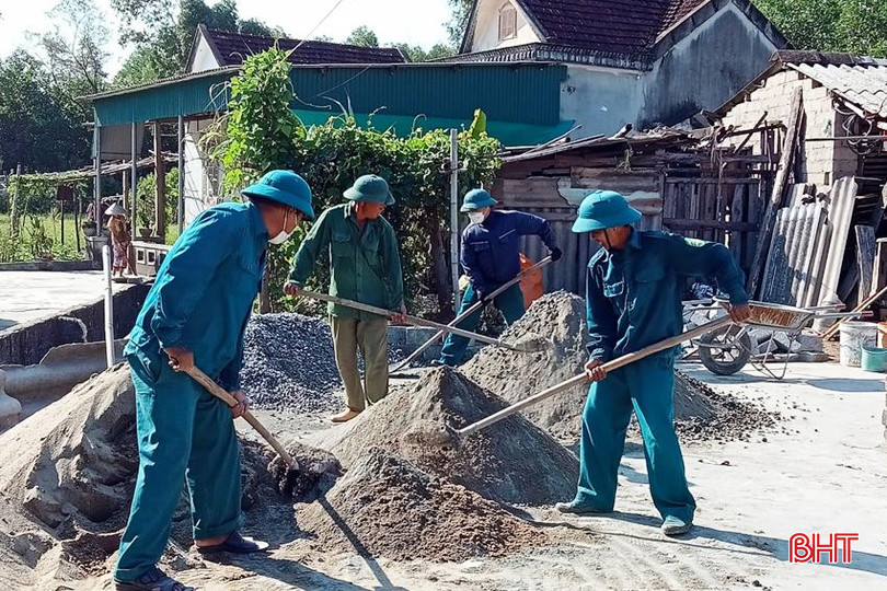 Anh 1. Lực lượng dân quân xã Thạch Sơn, huyện Thach Hà hỗ trợ nhân lực làm 'Ngôi nhà 10.000 đồng' cho dân quân Trần Công Thắng, chiến sĩ DQ xã - Copy.jpg
